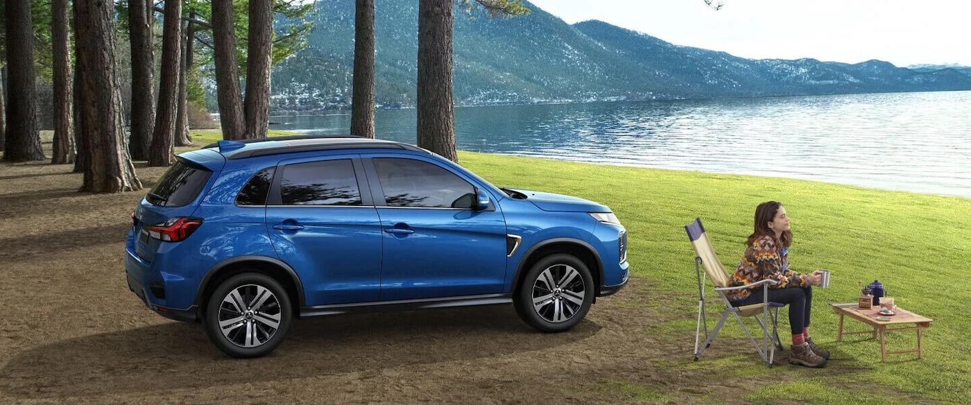 Le Mitsubishi RVR 2026 garé en nature.