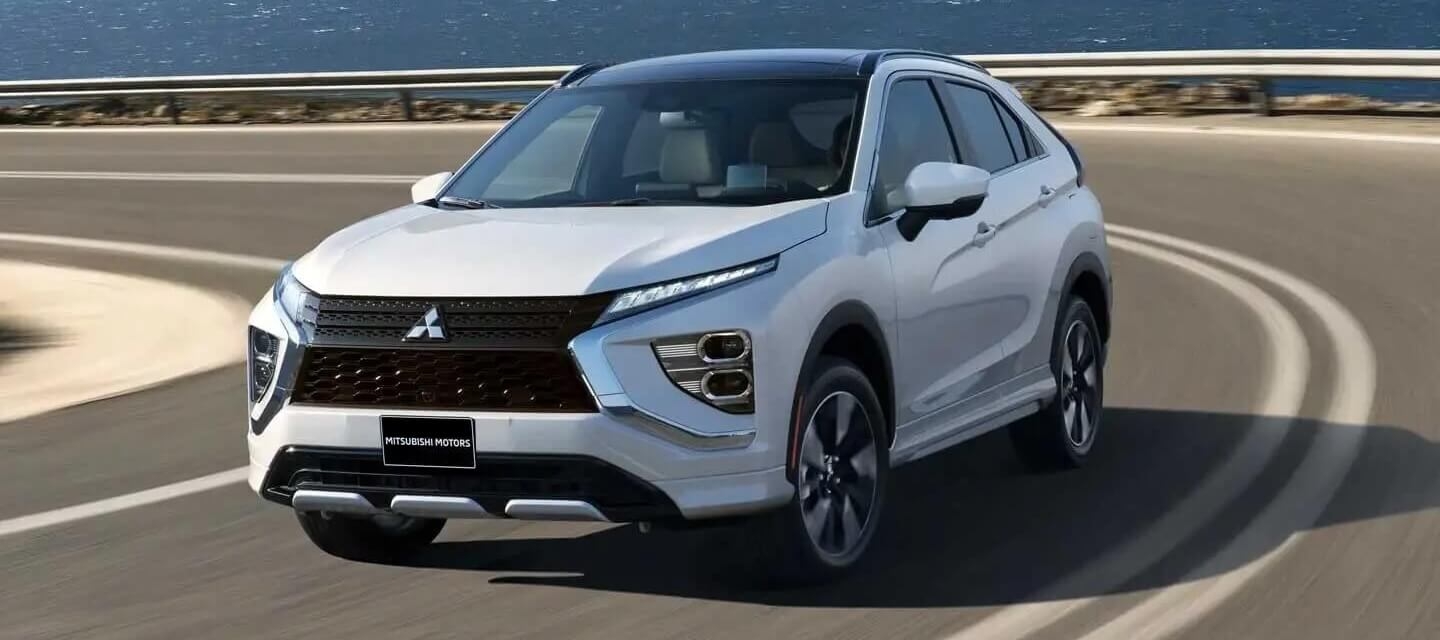 Vue 3/4 avant du Mitsubishi Eclipse Cross 2026 à l'aventure sur la route.