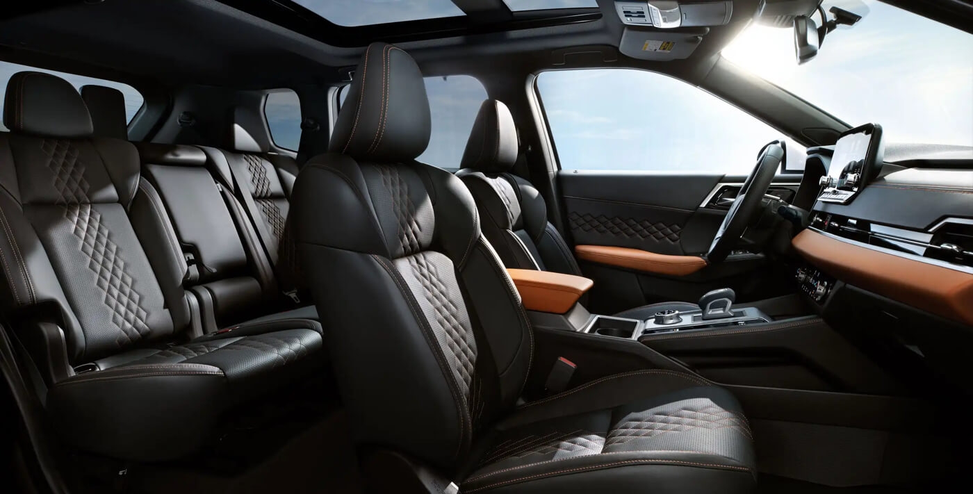 Les sièges de l'habitacle du Mitsubishi Outlander 2025 hybride rechargeable.