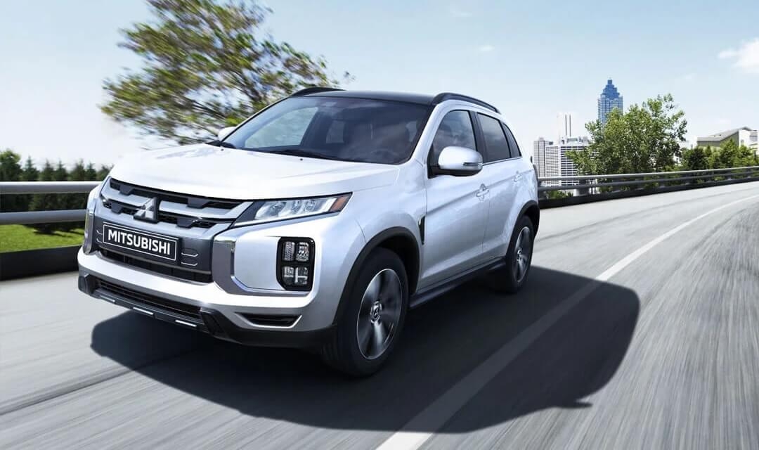 Vue 3/4 avant du Mitsubishi RVR 2026 roulant sur une route.