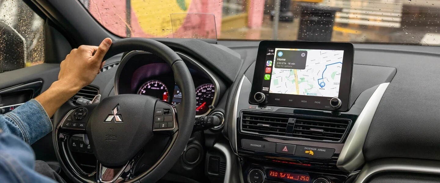 Main au volant du Mitsubishi Eclipse Cross 2026.