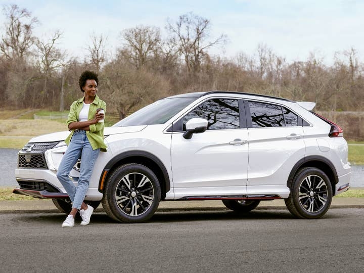 Femme à côté du VUS Mitsubishi Eclipse Cross 2026.