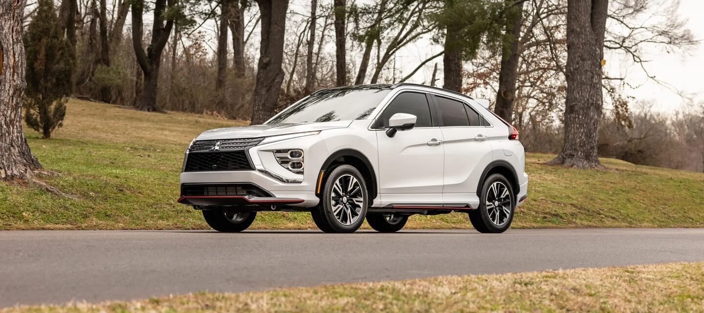 Vue 3/4 avant du Mitsubishi Eclipse Cross 2026 sur une rue.