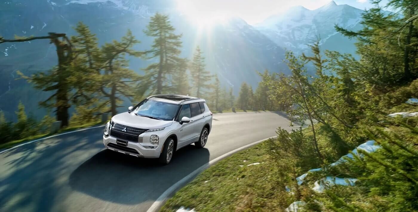 Le Mitsubishi Outlander 2025 hybride rechargeable sur la route.
