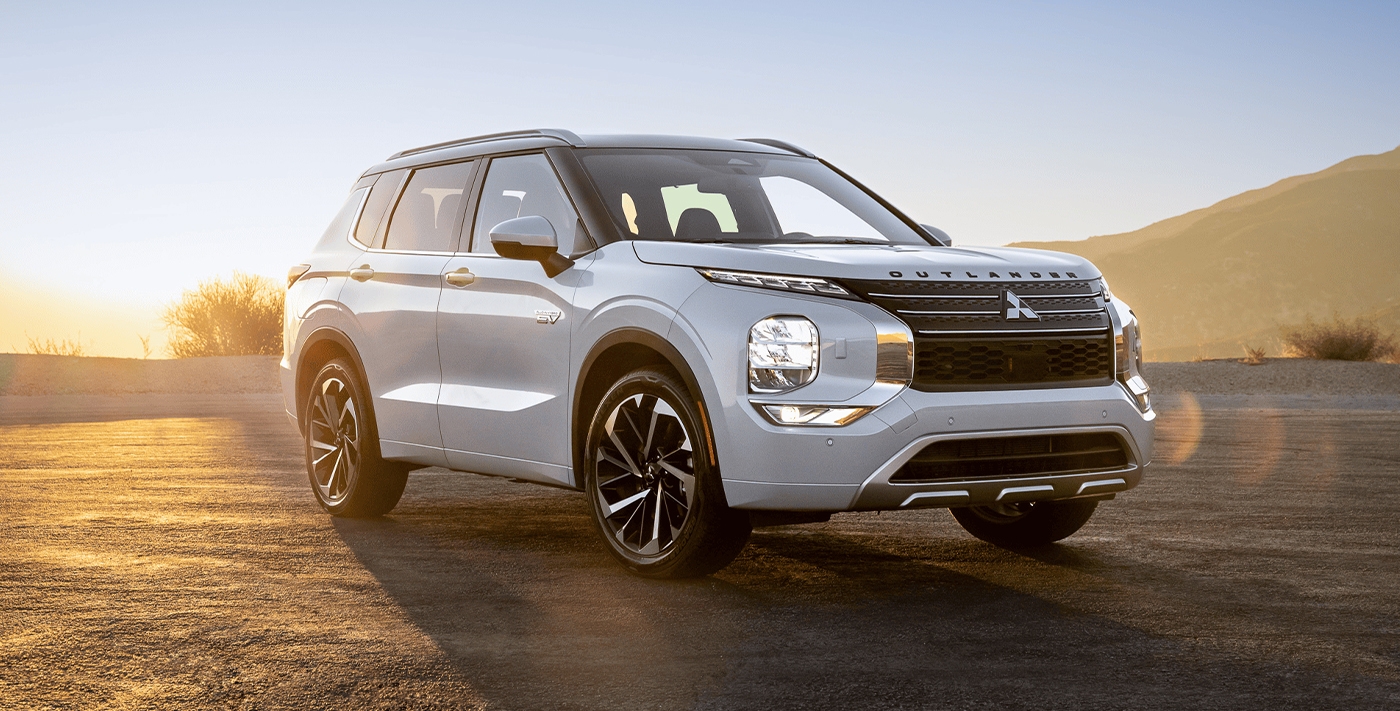 Vue 3/4 avant et latérale du Mitsubishi Outlander 2025 hybride rechargeable.