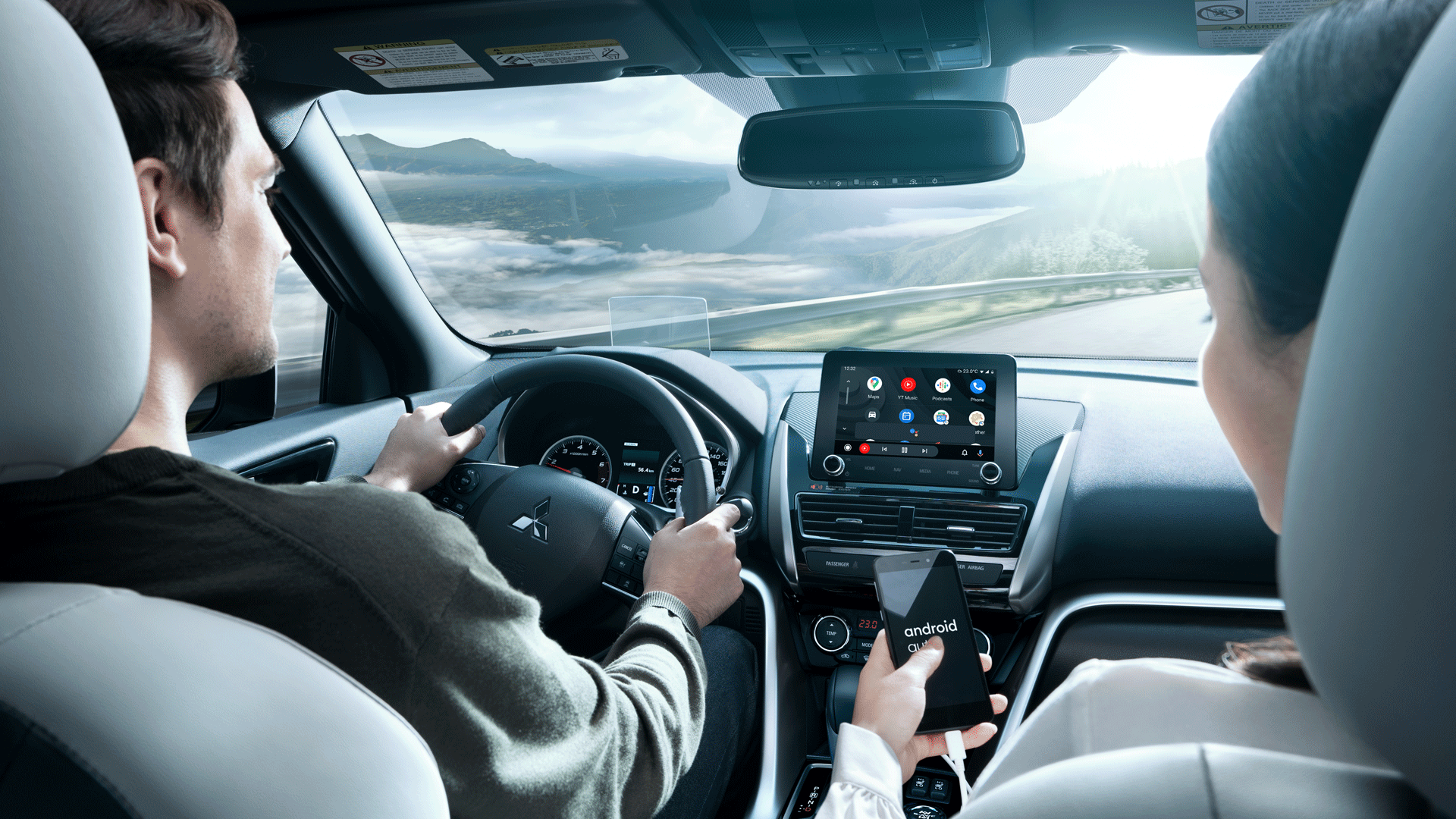 Conducteur et passager à bord du Mitsubishi Eclipse Cross 2026.